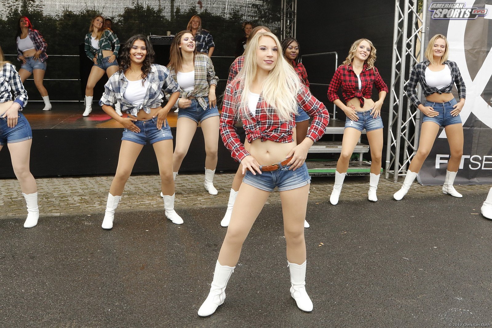 Die Frankfurt Universe Cheerleader beim Heimspiel gegen die Marburg Mercenaries am 07.09.2019