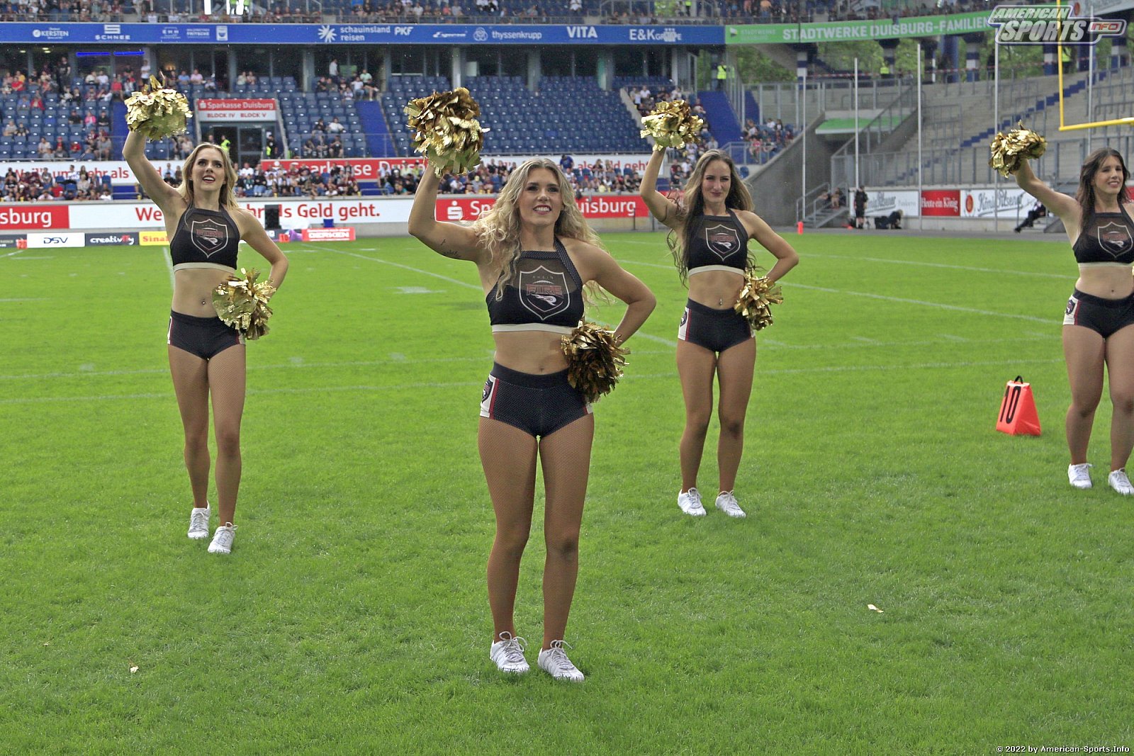 ELF: Die Pyromaniacs Cheerleader beim Heimspiel von Rhein Fire gegen die Barcelona Dragons am  26.06.2022