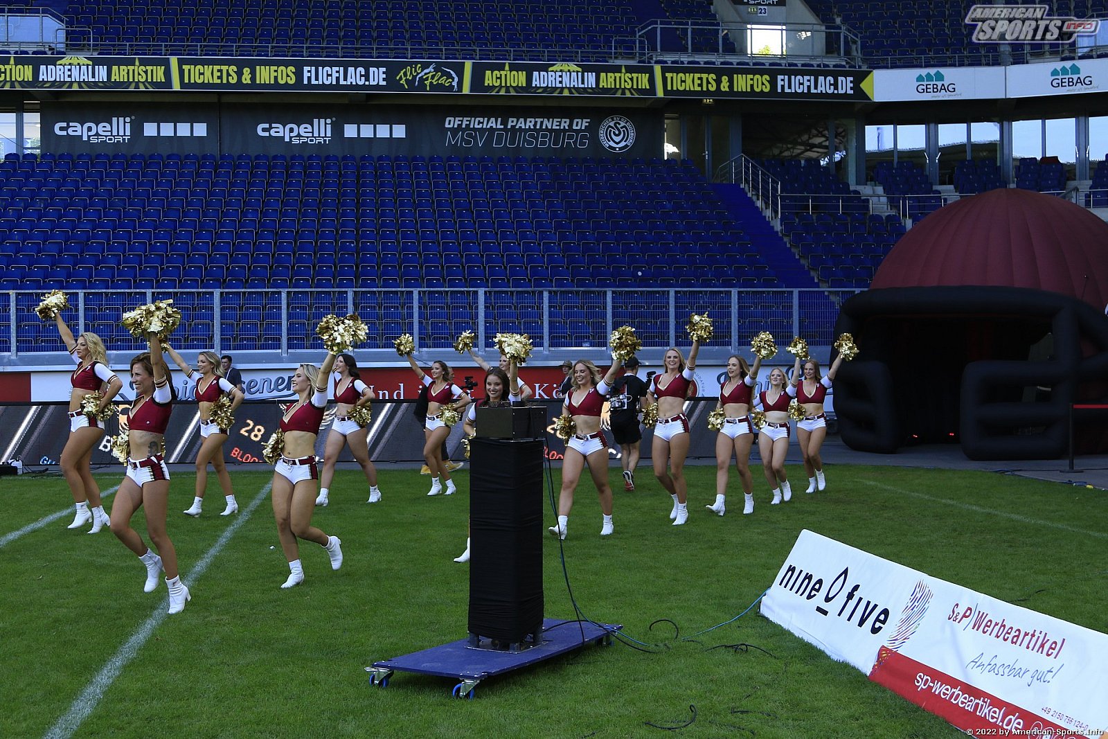 ELF: Die Pyromaniacs Cheerleader beim Heimspiel von Rhein Fire gegen die Hamburg Sea Devils am 25.07.2022