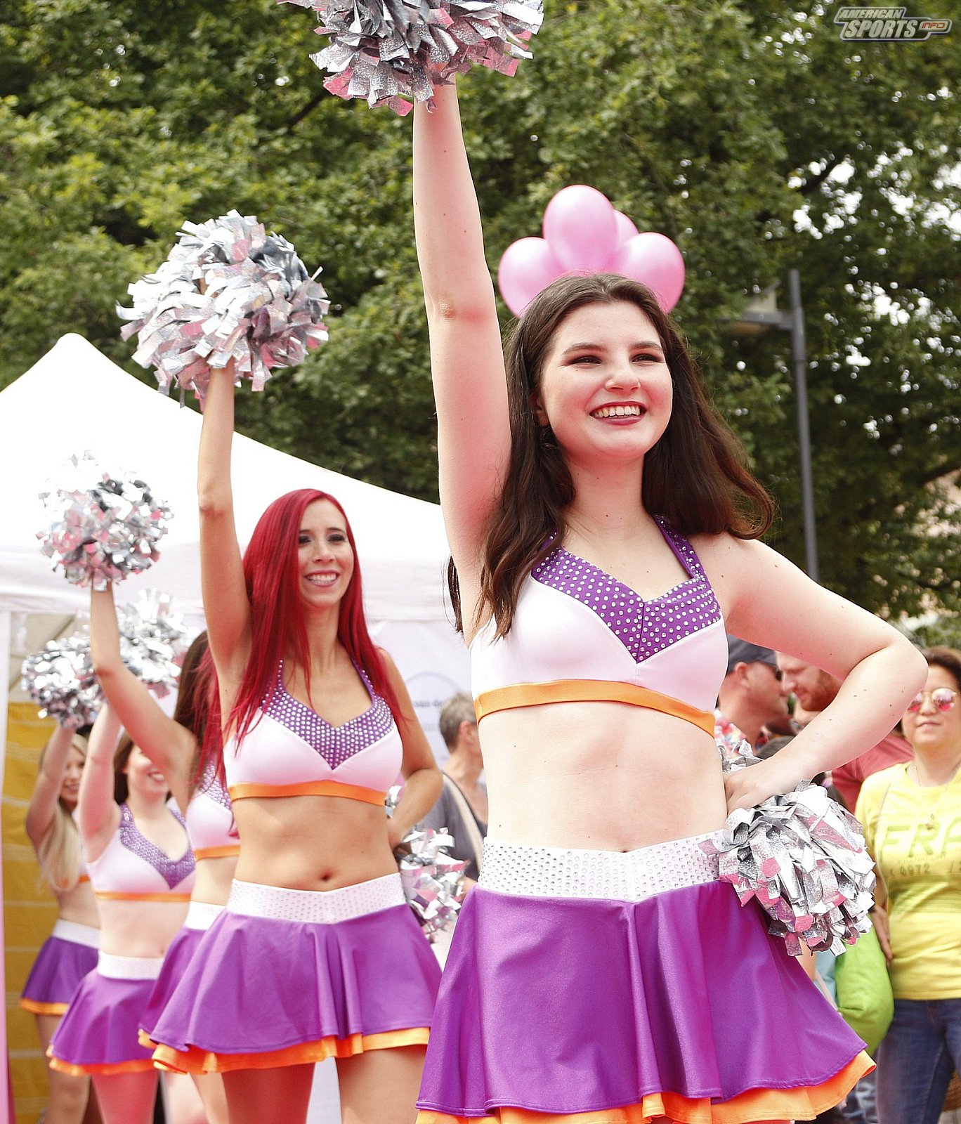 Die Frankfurt Universe Cheerleader bei der Oldtimer Ausstellung in Frankfurt Höchst 07.07.2019