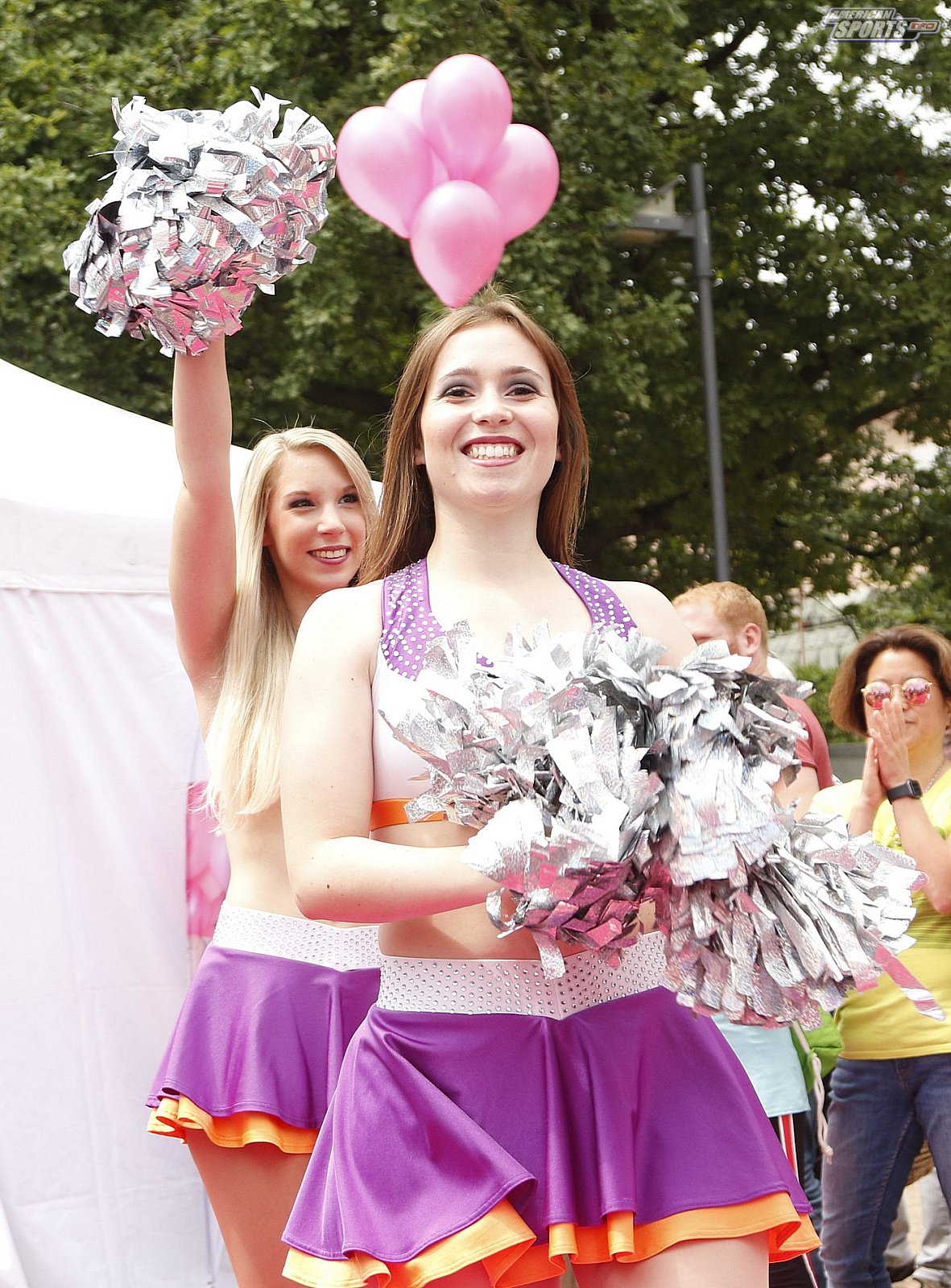 Die Frankfurt Universe Cheerleader bei der Oldtimer Ausstellung in Frankfurt Höchst 07.07.2019