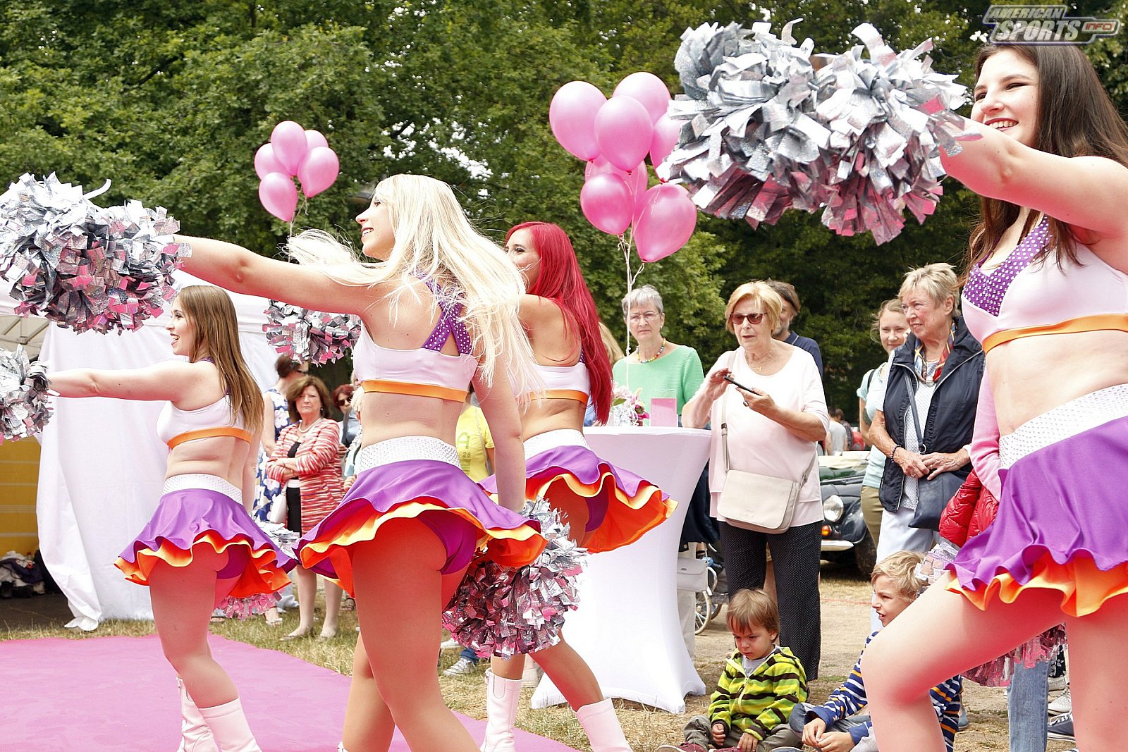 Die Frankfurt Universe Cheerleader bei der Oldtimer Ausstellung in Frankfurt Höchst 07.07.2019