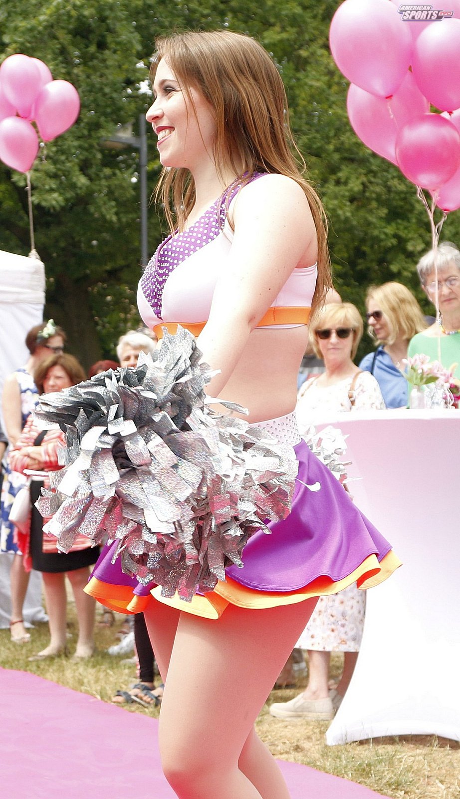 Die Frankfurt Universe Cheerleader bei der Oldtimer Ausstellung in Frankfurt Höchst 07.07.2019