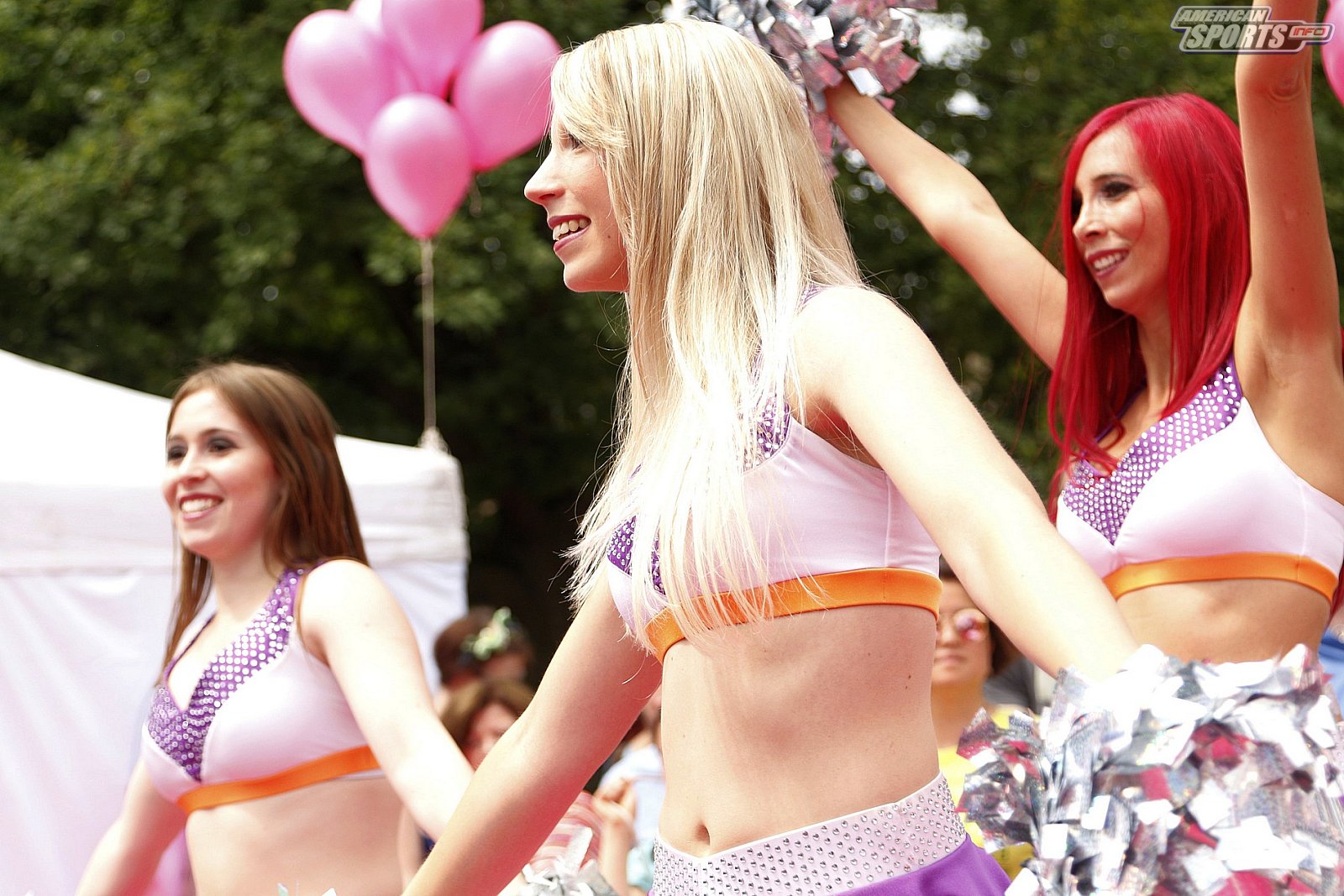 Die Frankfurt Universe Cheerleader bei der Oldtimer Ausstellung in Frankfurt Höchst 07.07.2019