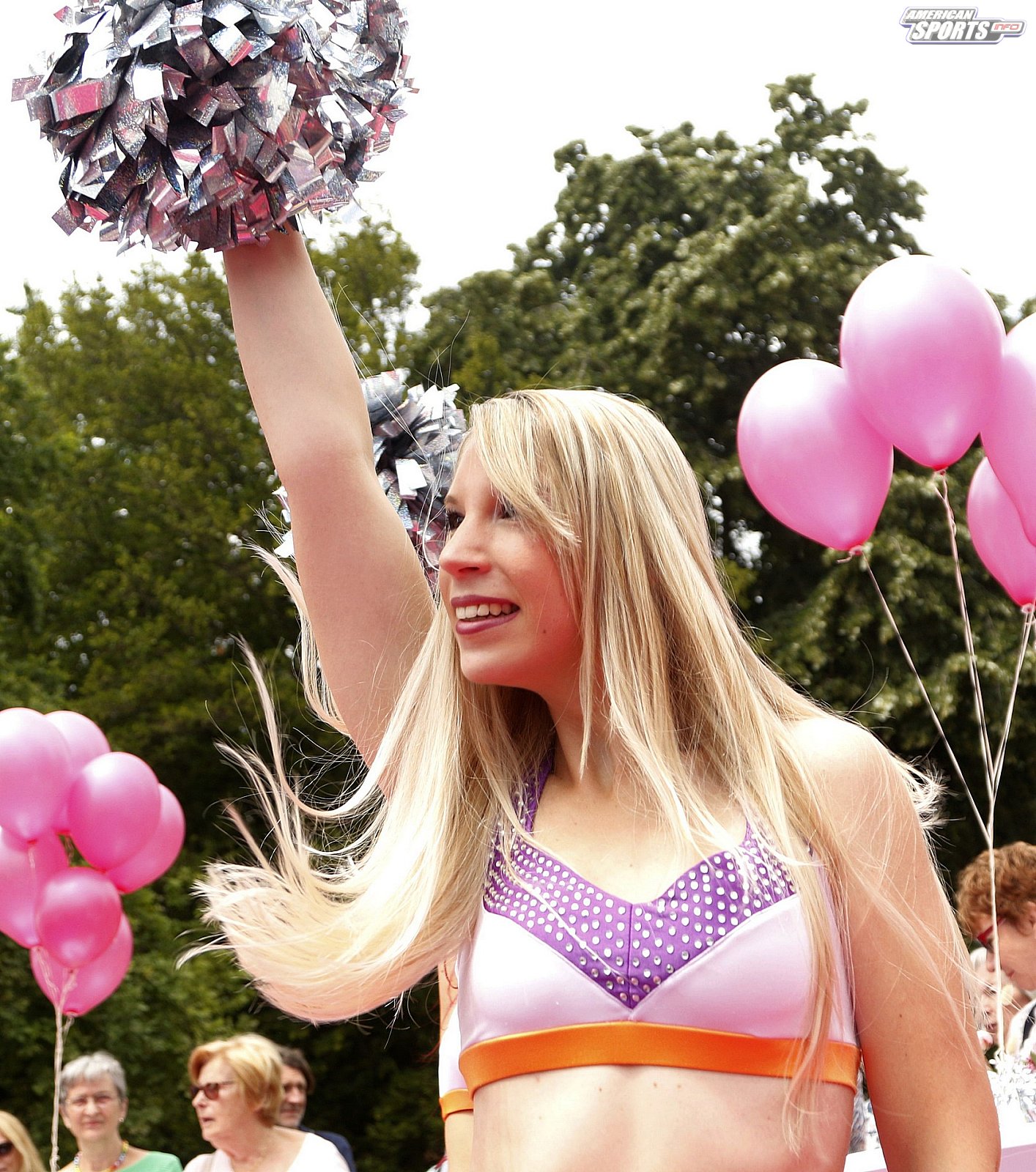 Die Frankfurt Universe Cheerleader bei der Oldtimer Ausstellung in Frankfurt Höchst 07.07.2019