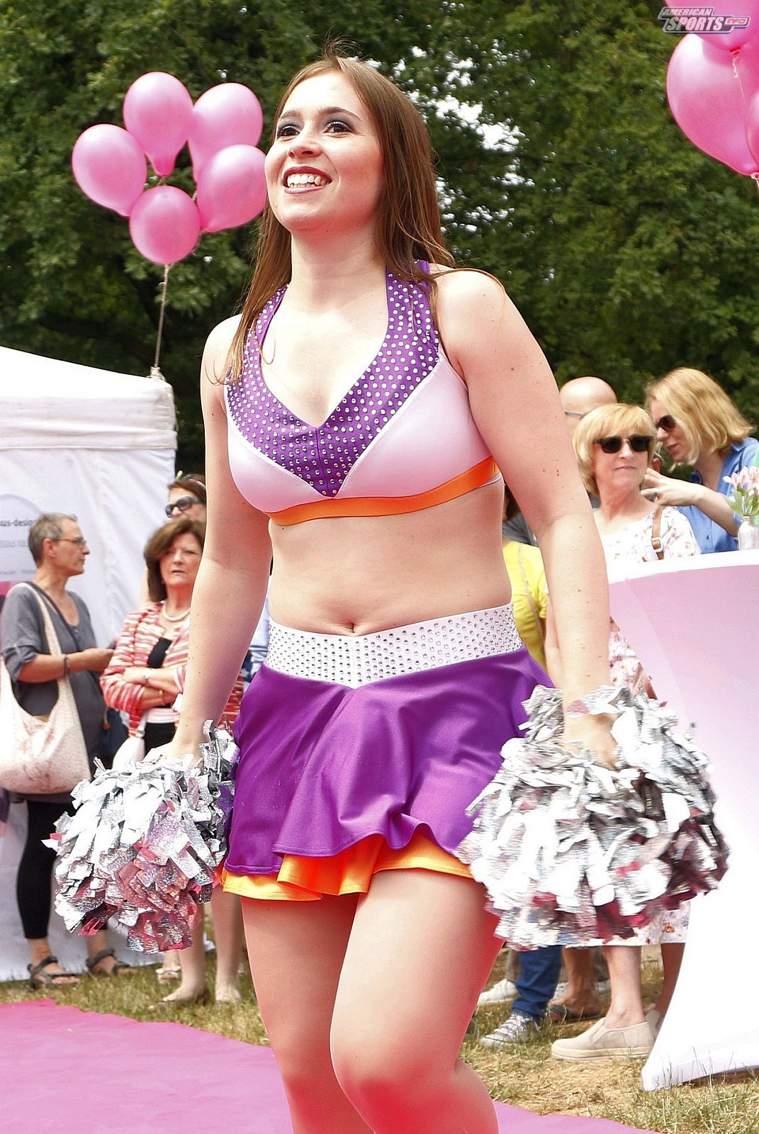 Die Frankfurt Universe Cheerleader bei der Oldtimer Ausstellung in Frankfurt Höchst 07.07.2019
