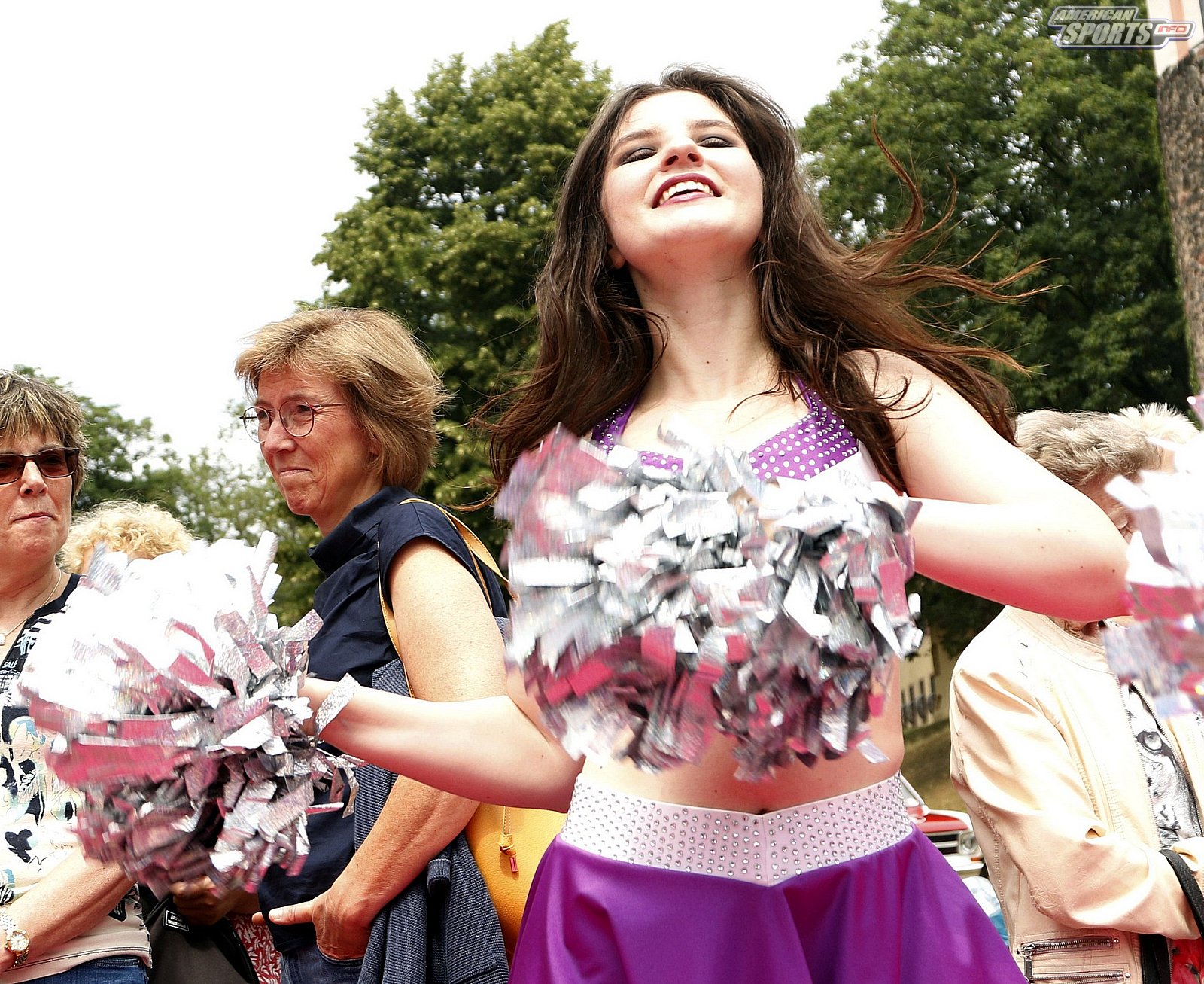 Die Frankfurt Universe Cheerleader bei der Oldtimer Ausstellung in Frankfurt Höchst 07.07.2019