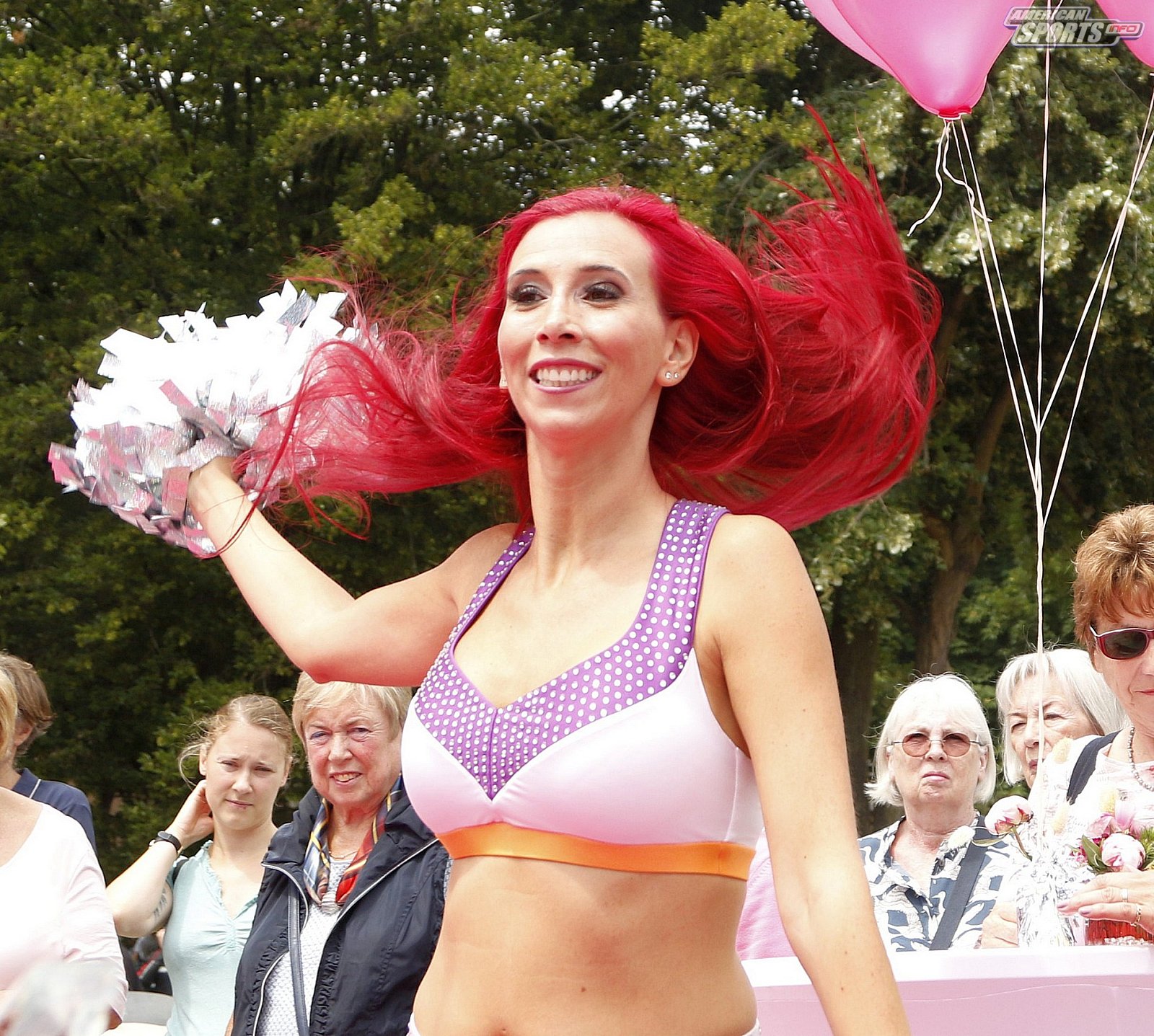 Die Frankfurt Universe Cheerleader bei der Oldtimer Ausstellung in Frankfurt Höchst 07.07.2019