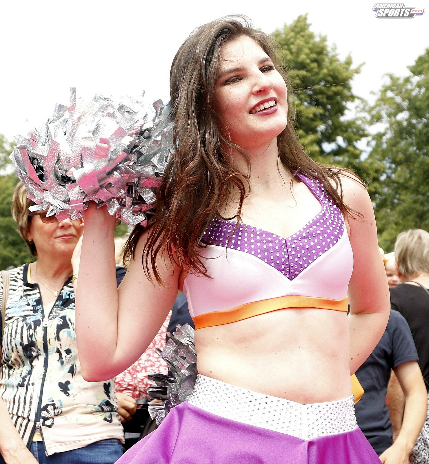 Die Frankfurt Universe Cheerleader bei der Oldtimer Ausstellung in Frankfurt Höchst 07.07.2019