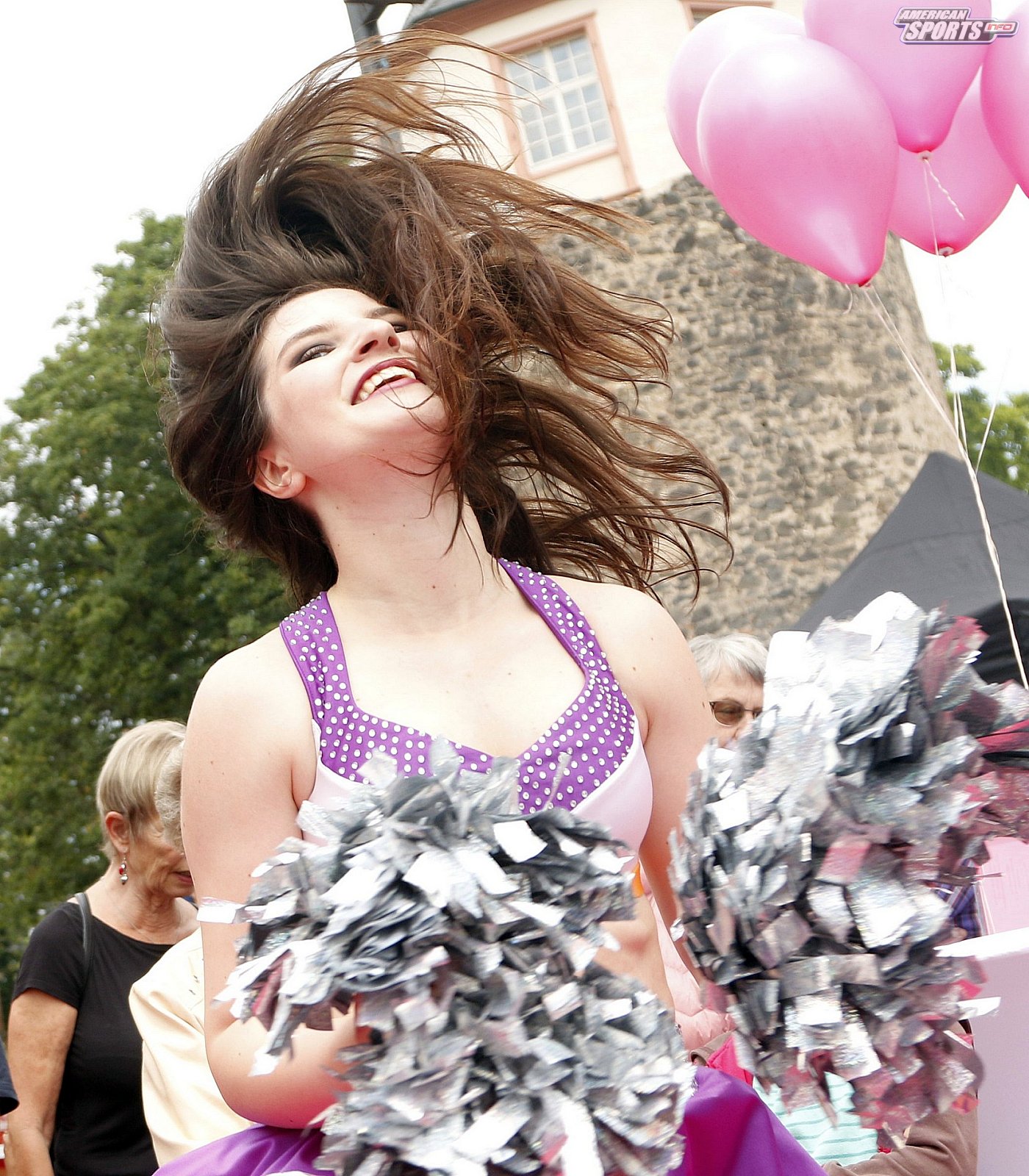 Die Frankfurt Universe Cheerleader bei der Oldtimer Ausstellung in Frankfurt Höchst 07.07.2019
