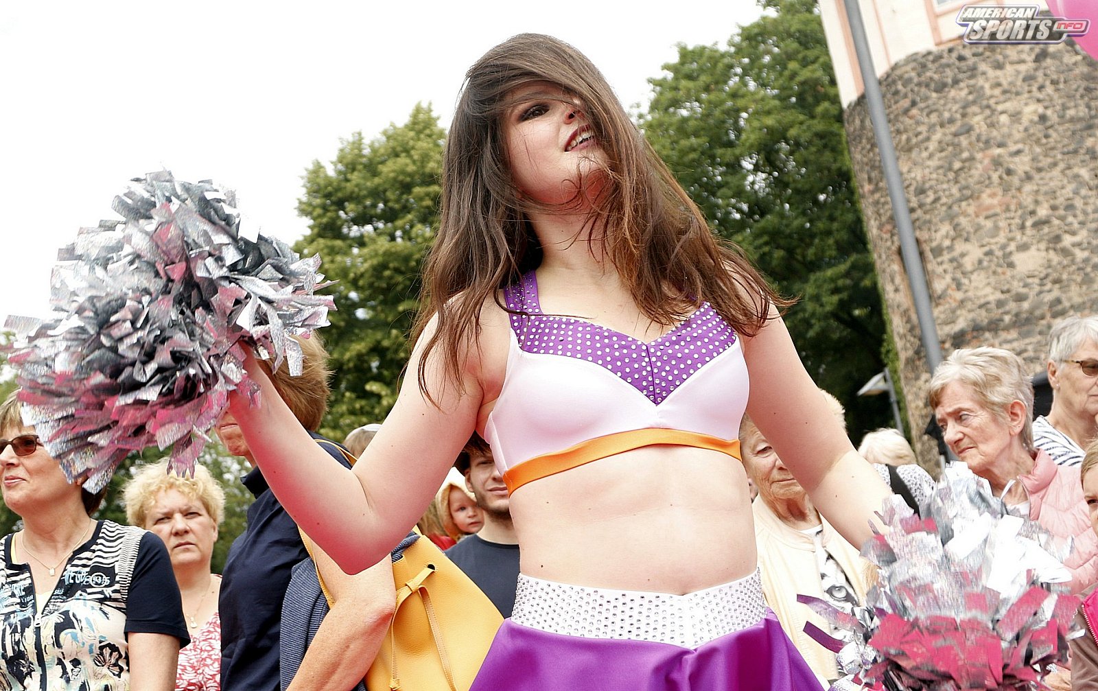 Die Frankfurt Universe Cheerleader bei der Oldtimer Ausstellung in Frankfurt Höchst 07.07.2019