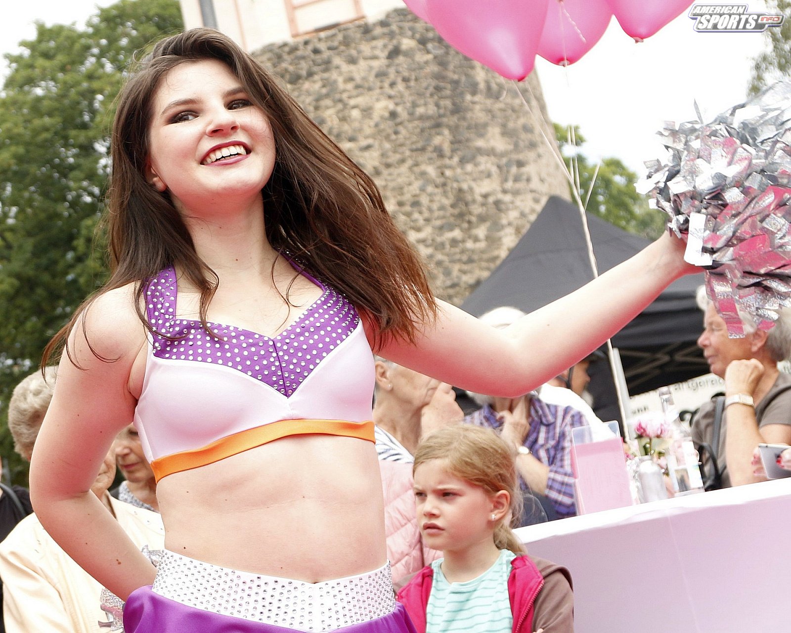 Die Frankfurt Universe Cheerleader bei der Oldtimer Ausstellung in Frankfurt Höchst 07.07.2019