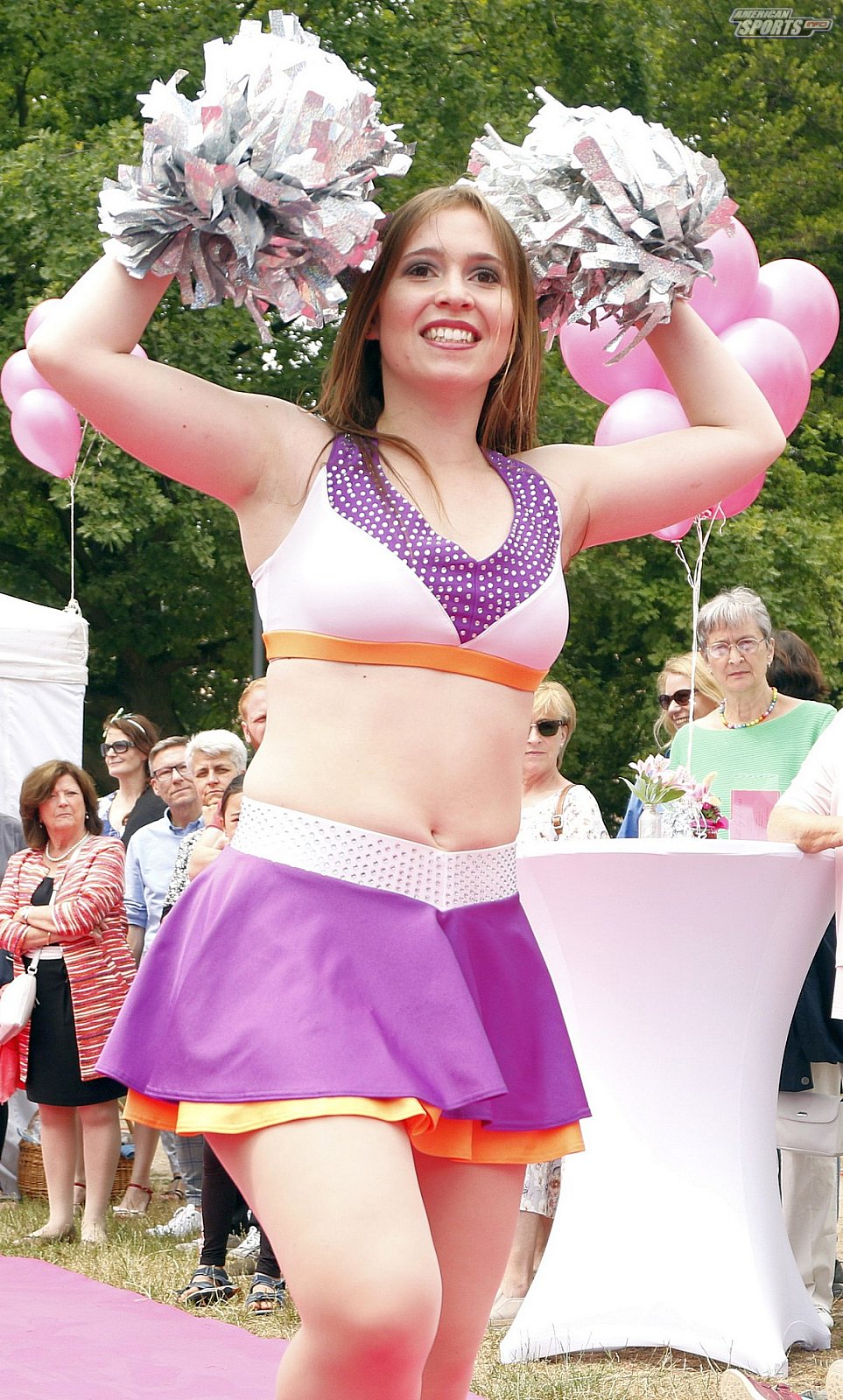 Die Frankfurt Universe Cheerleader bei der Oldtimer Ausstellung in Frankfurt Höchst 07.07.2019
