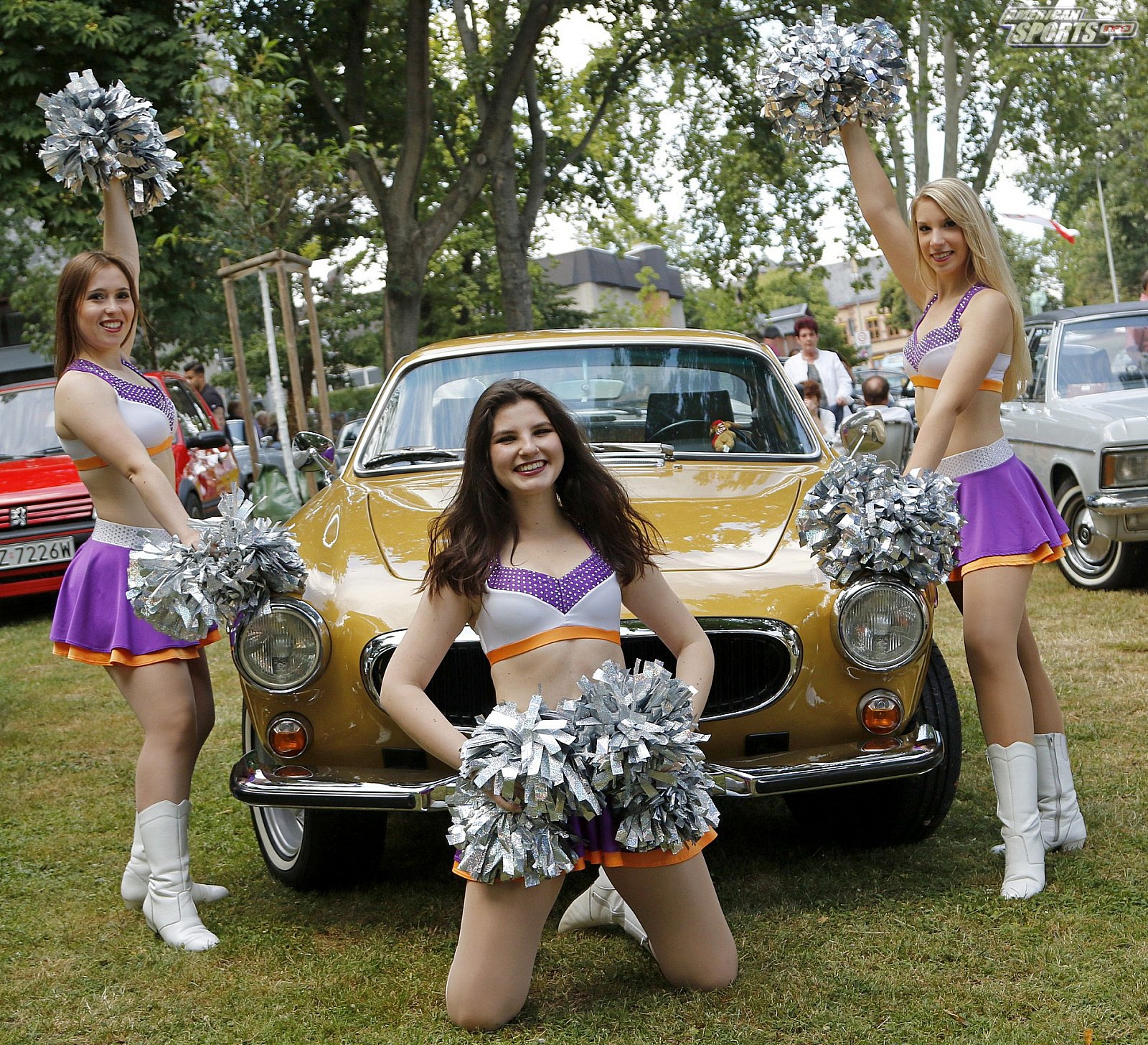 Die Frankfurt Universe Cheerleader bei der Oldtimer Ausstellung in Frankfurt Höchst 07.07.2019