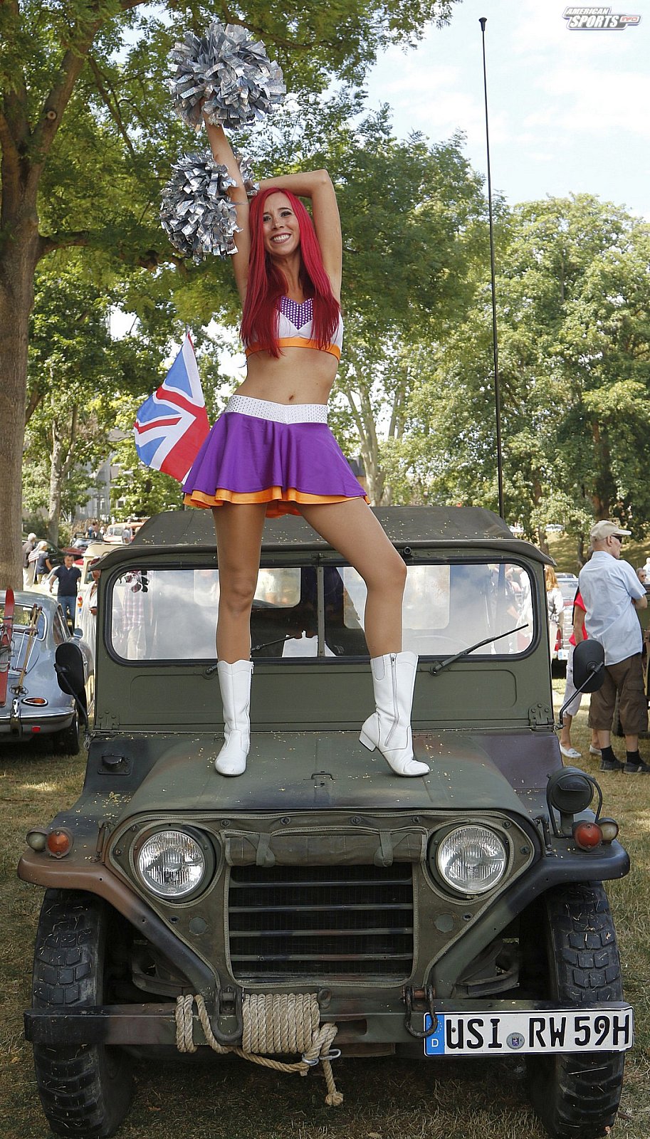 Die Frankfurt Universe Cheerleader bei der Oldtimer Ausstellung in Frankfurt Höchst 07.07.2019