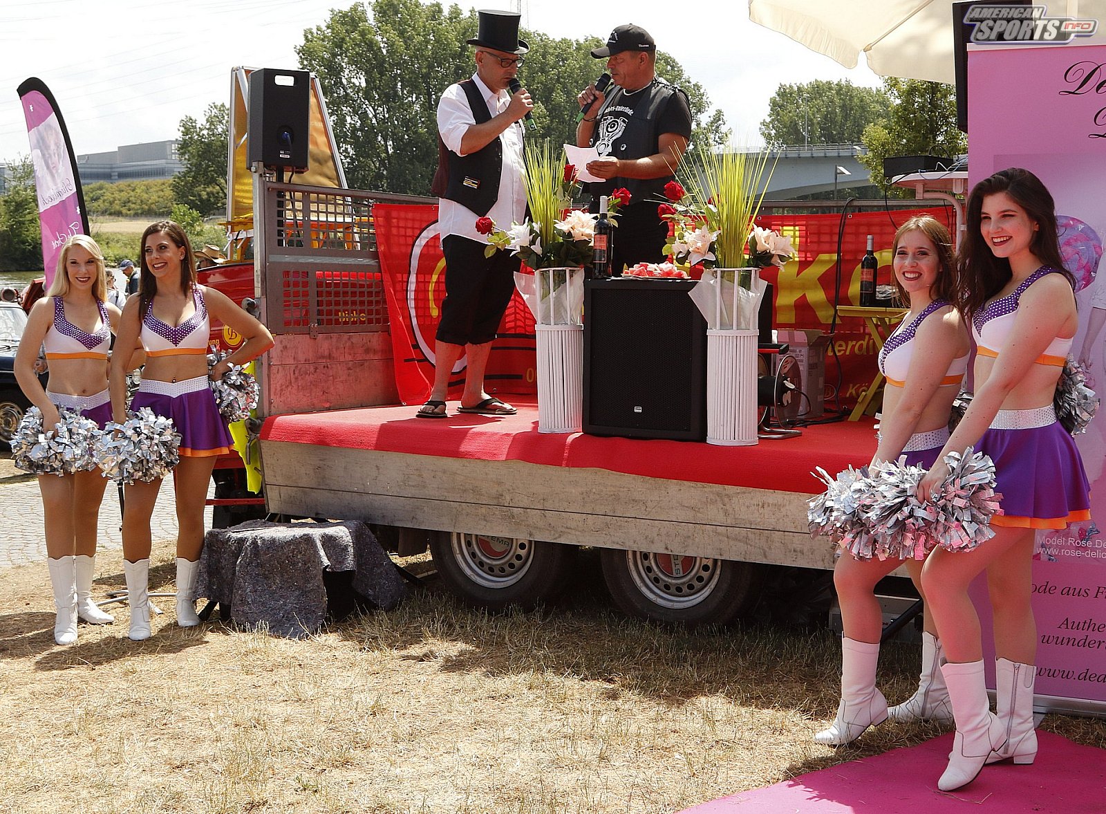 Die Frankfurt Universe Cheerleader bei der Oldtimer Ausstellung in Frankfurt Höchst 07.07.2019