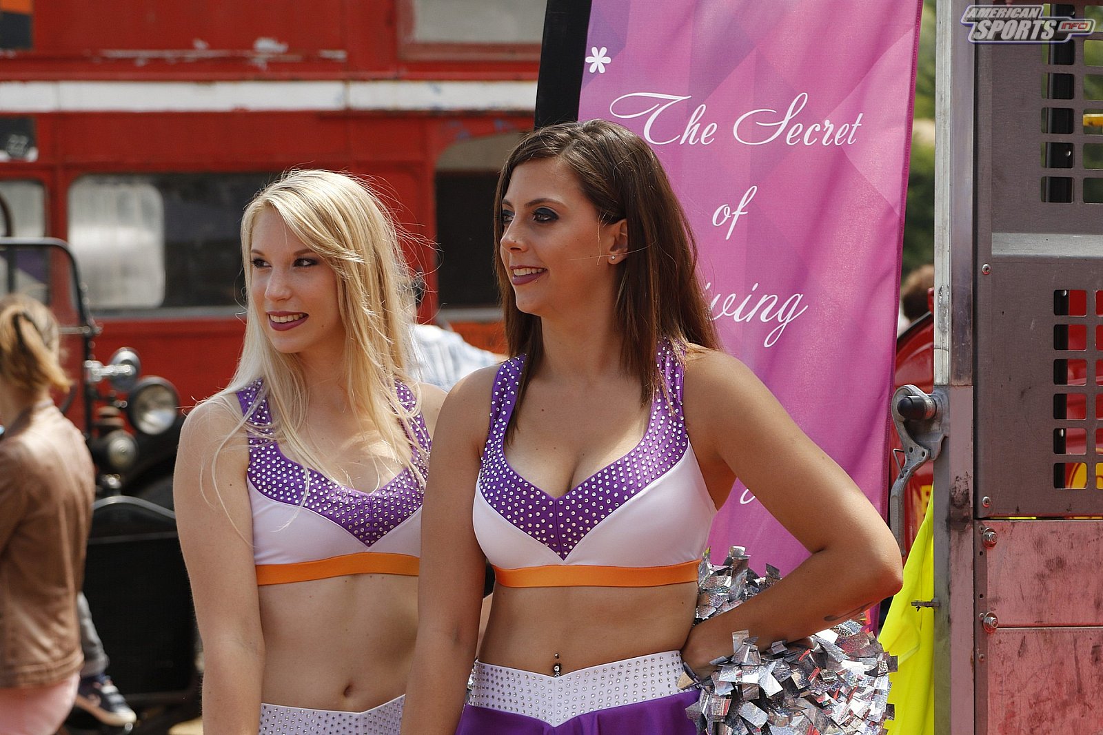 Die Frankfurt Universe Cheerleader bei der Oldtimer Ausstellung in Frankfurt Höchst 07.07.2019