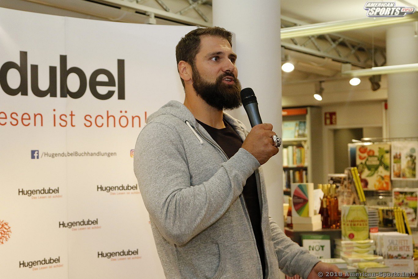 Football: Sebastian Vollmer signiert sein Buch 23.10.18