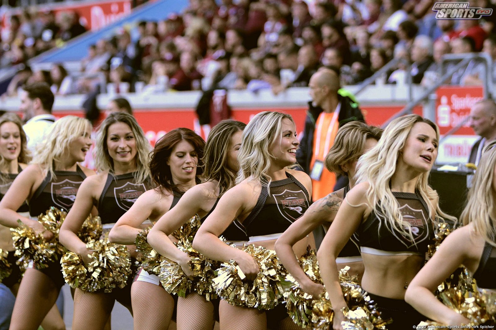 Die Cheerleader beim Spiel Rhein Fire vs Cologne Centurions am 23.07.2023