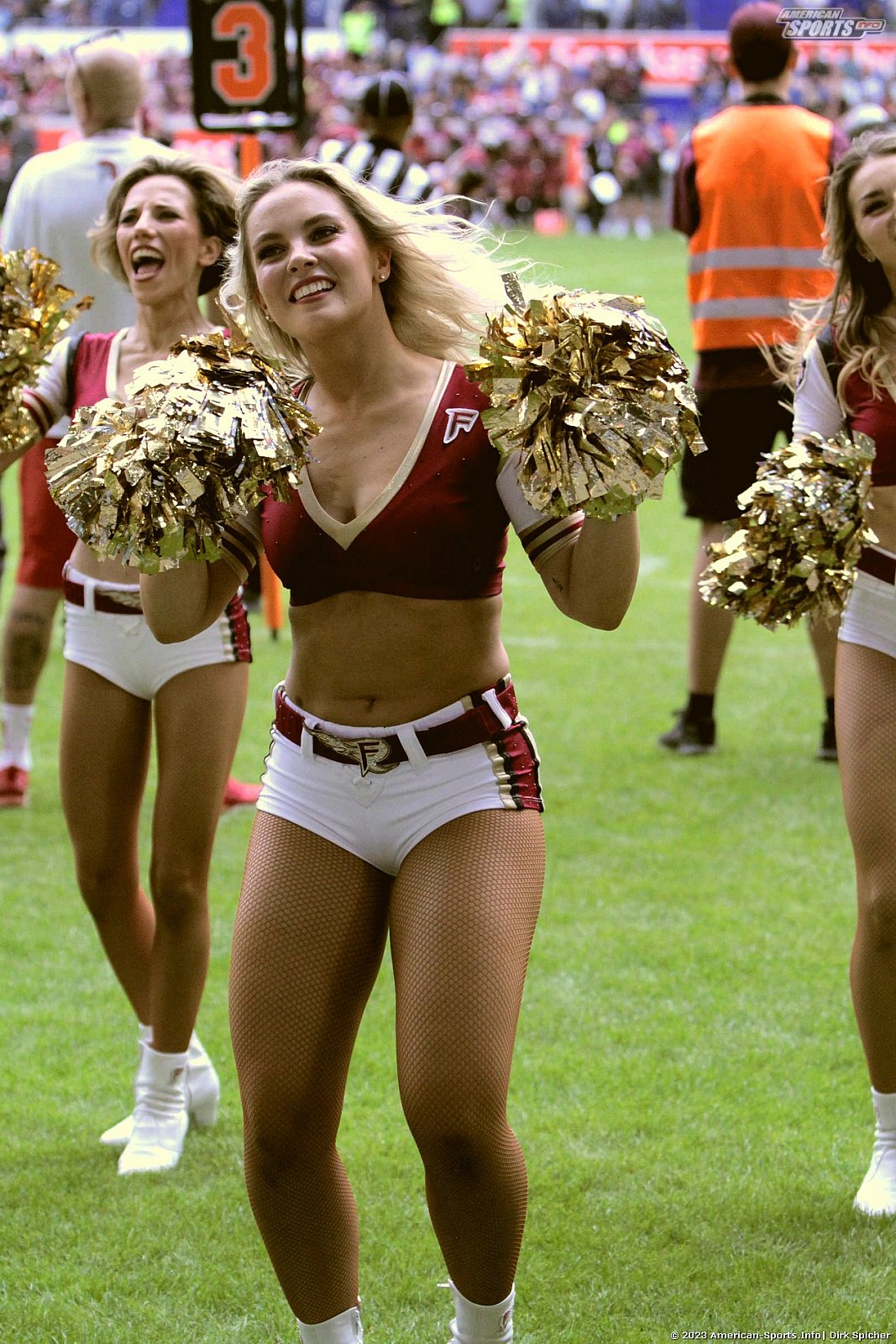 Die Cheerleader beim Spiel Rhein Fire vs Cologne Centurions am 23.07.2023