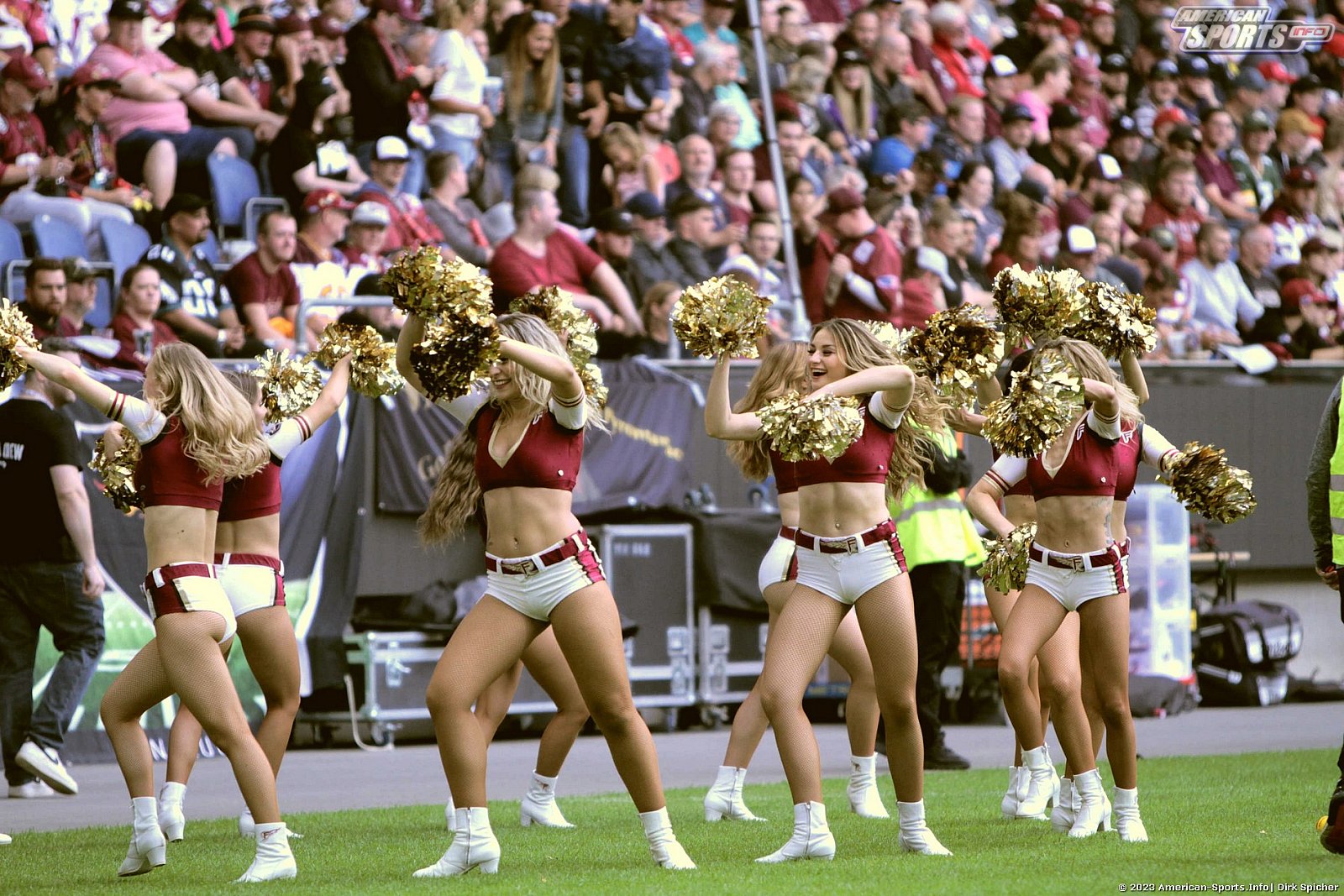 Die Cheerleader beim Spiel Rhein Fire vs Cologne Centurions am 23.07.2023