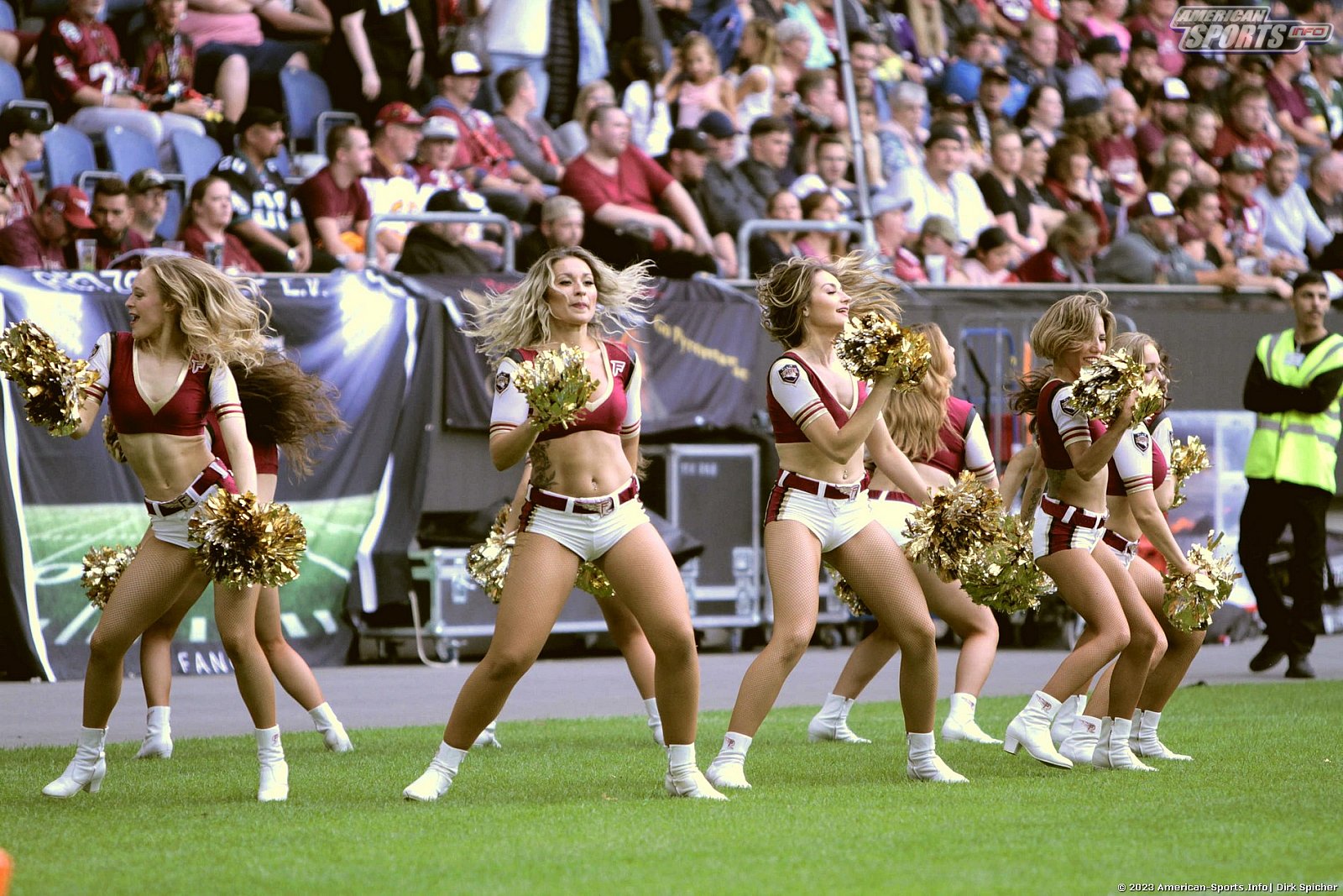 Die Cheerleader beim Spiel Rhein Fire vs Cologne Centurions am 23.07.2023